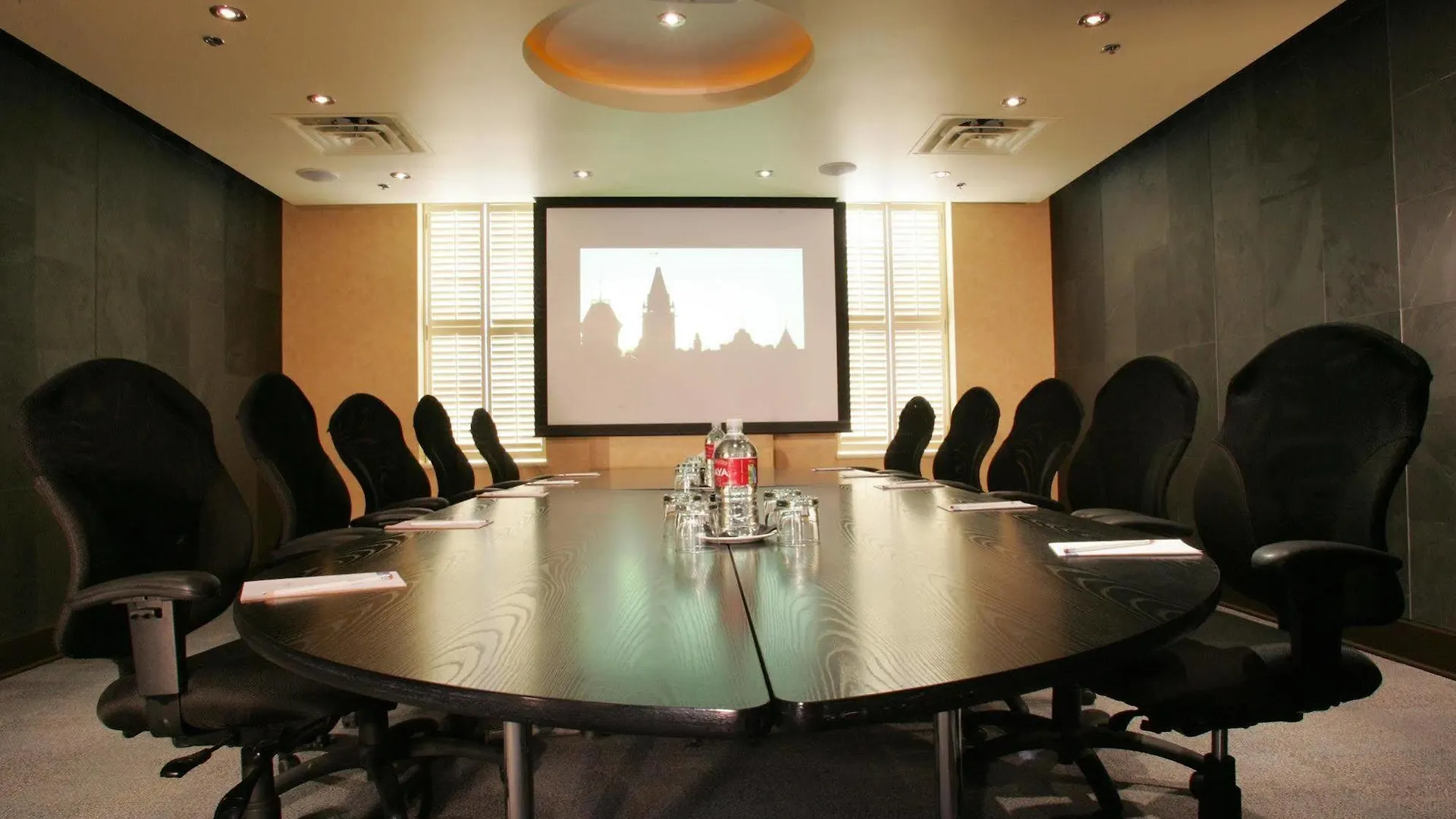 מלון Doubletree By Hilton Ottawa Downtown 4*,