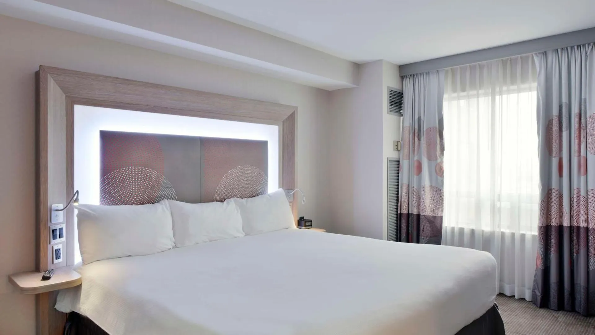 Doubletree By Hilton Ottawa Downtown Hotel