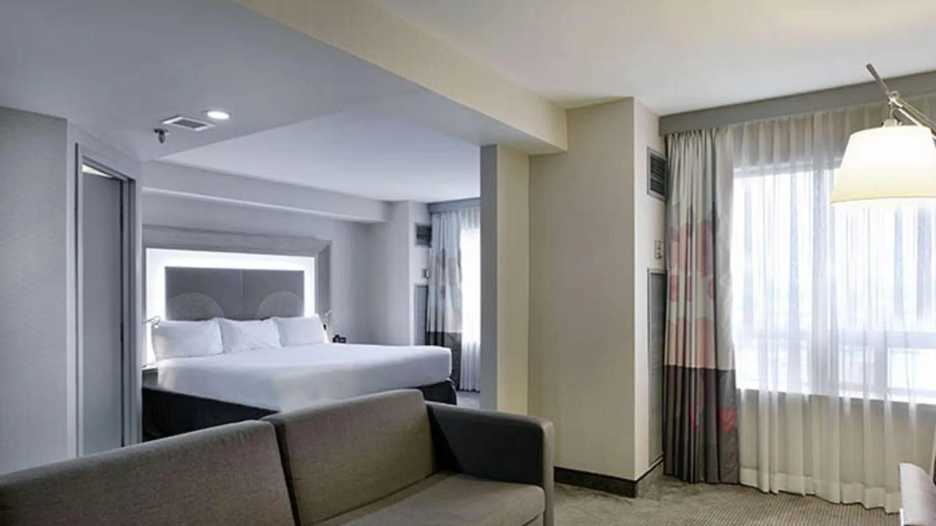 Doubletree By Hilton Ottawa Downtown Hotel