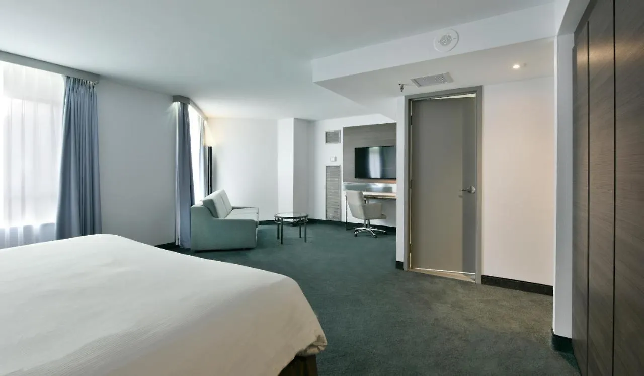 Doubletree By Hilton Ottawa Downtown Hotel